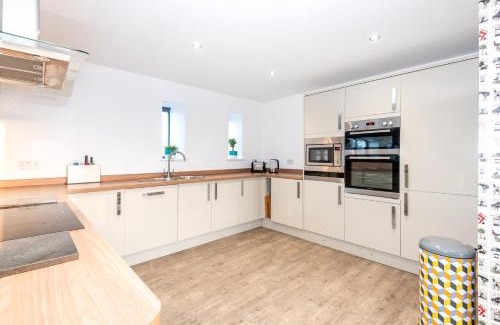 Grange de Lings House | Inviting 4-Bed House in Lincoln with Pet-Friendly Amenities