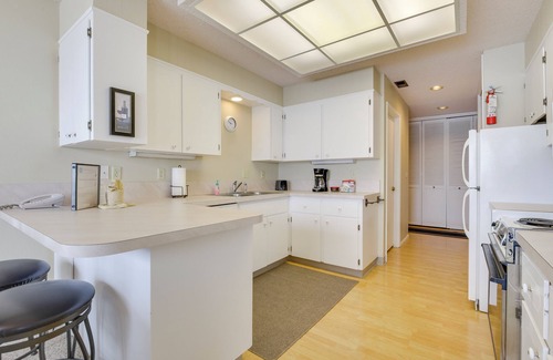 Lincoln Beach Condo | Lincoln City Condo: Family-Friendly with Pool & Beach Access