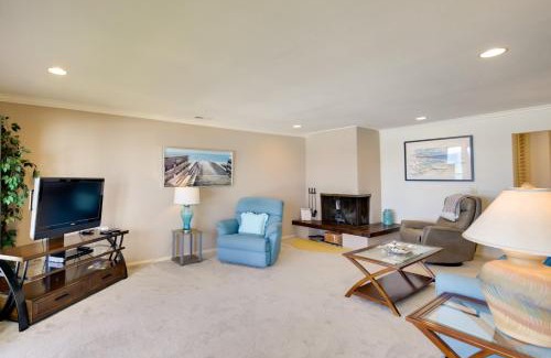 Lincoln Beach Apartment | Idyllic Lincoln City Retreat with Pool & Ocean Views