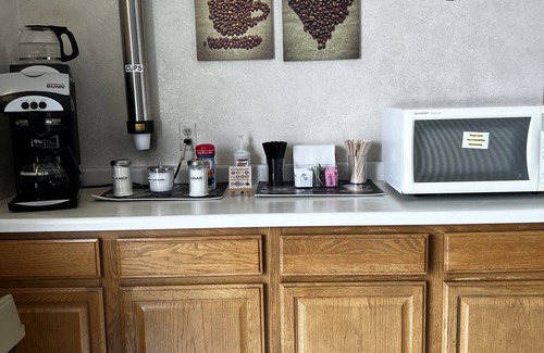 Escanaba Hotel | Discover Lincoln Host Motor Inn: Eco-Friendly Comfort Awaits