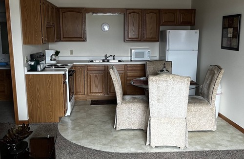 Escanaba Hotel | Discover Lincoln Host Motor Inn: Eco-Friendly Comfort Awaits