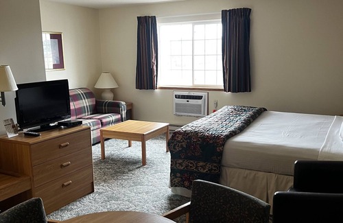 Escanaba Hotel | Discover Lincoln Host Motor Inn: Eco-Friendly Comfort Awaits
