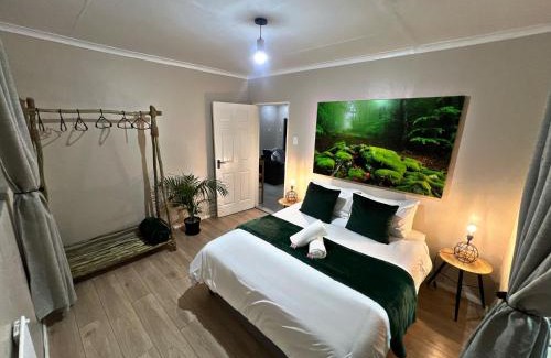 Graskop Apartment | Lincoln Moon Guesthouse: Family-Friendly Getaway with Dining