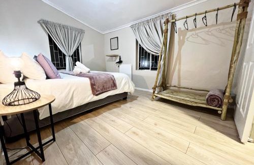 Graskop Apartment | Lincoln Moon Guesthouse: Family-Friendly Getaway with Dining