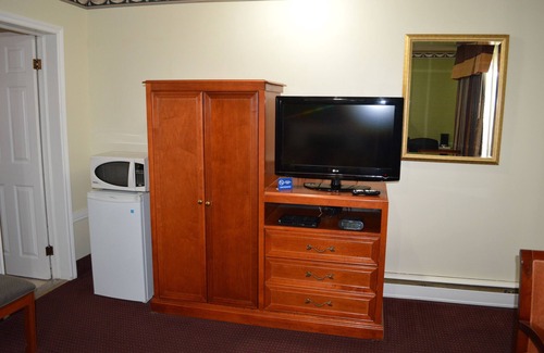 Sturgeon Falls Hotel | Lincoln Motel: Family-Friendly Stay with Breakfast Included