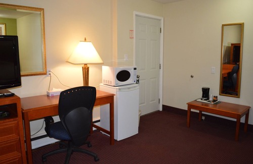 Sturgeon Falls Hotel | Lincoln Motel: Family-Friendly Stay with Breakfast Included