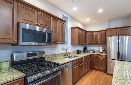Wrightwood Neighbors Hotel | Discover Lincoln Park Living with Breakfast & Family Amenities