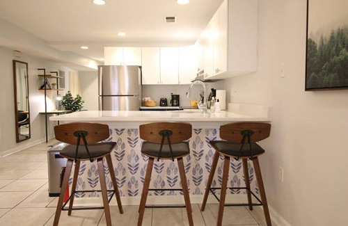 Northeast Apartment | Lincoln Park Place: Capitol Hill Retreat with Spa & Breakfast