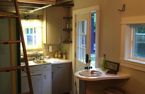 Fauntleroy Cottage | Cozy Lincoln Park Tiny House with Ocean View & Kitchen