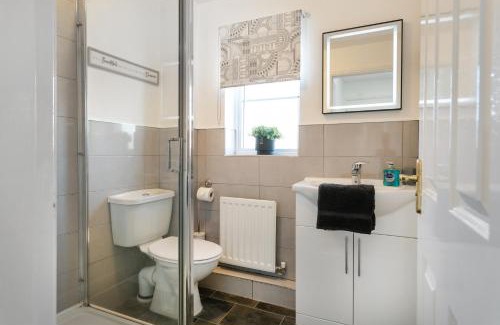 Lincoln House | Lincoln Spacious House Free Parking Free Wi-Fi TV Sleeps 6 Perfect for Families Contractor Long Term