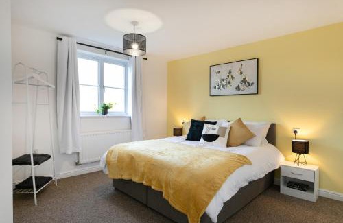 Lincoln House | Lincoln Spacious House Free Parking Free Wi-Fi TV Sleeps 6 Perfect for Families Contractor Long Term