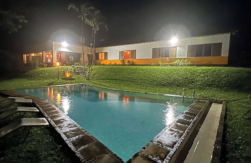 Vargem Grande Cottage | Lindo Casarão em Meio à Natureza