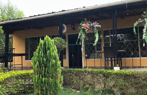Fusagasuga House | Relax at Linda Casa Campestre with Pool and Pet-Friendly Perks