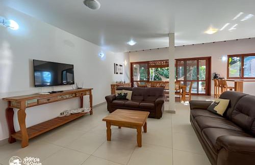 Ilhabela House | Maritacas 15: Inviting Home with Gourmet Balcony Retreat