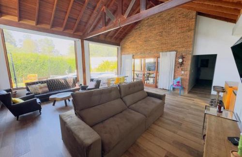 Porangaba House | Linda Casa de Campo: Family-Friendly Retreat with Pool