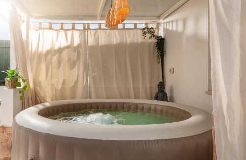 Costa de Caparica Apartment | Relaxing Retreat at Linda's Guest House with Ocean View
