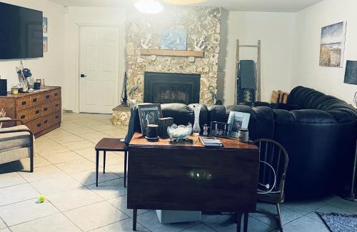 Port Orange House | Linda’s Lizard Landing: Pet-Friendly Retreat with Pool