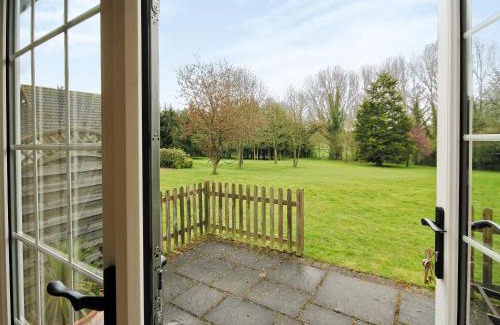 Halesworth House | Discover Family-Friendly Comfort at Lindas Lodge, 4 Stars