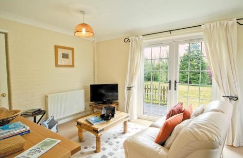 Halesworth House | Discover Family-Friendly Comfort at Lindas Lodge, 4 Stars