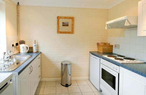 Halesworth House | Discover Family-Friendly Comfort at Lindas Lodge, 4 Stars