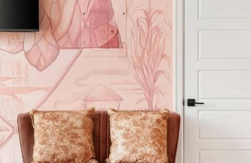 Golden Triangle Apartment | Lindee Zimmer Art Suite 208