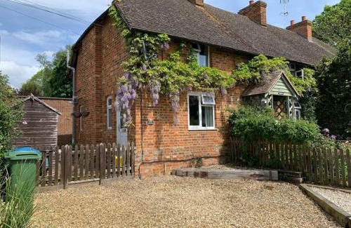 Stowe House | Family-Friendly Retreat at Linden Cottage with Pet Perks