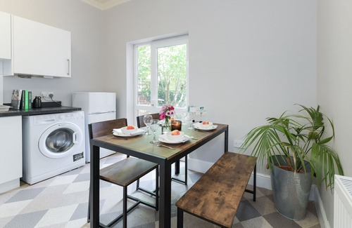 Beeston Apartment | Budget-Friendly Stay at Linden Grove Apartments with Breakfast