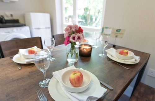 Beeston Apartment | Budget-Friendly Stay at Linden Grove Apartments with Breakfast