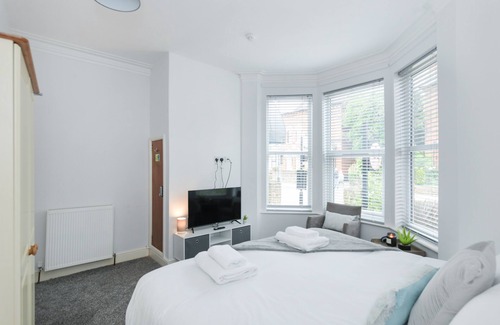Beeston Apartment | Budget-Friendly Stay at Linden Grove Apartments with Breakfast
