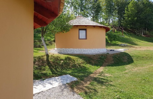 Velika Plana Cottage | Escape to Linden Tree Retreat & Ranch: Pet-Friendly Getaway