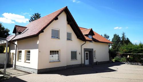 Falkenberg House | Pet-Friendly Stay at Lindenhof Falkenberg with Breakfast