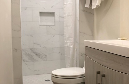Lindenhurst Hotel | Welcoming Lindenhurst Motel: Family-Friendly with Breakfast