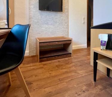 Limmer Hotel | Budget-Friendly Stay at Lindenkrug-Hannover with Breakfast