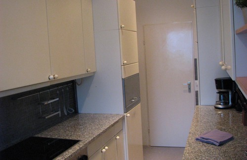 Lubeck City Centre Apartment | Cozy Lindenstrasse Apartment with Hot Tub & Kitchen Access
