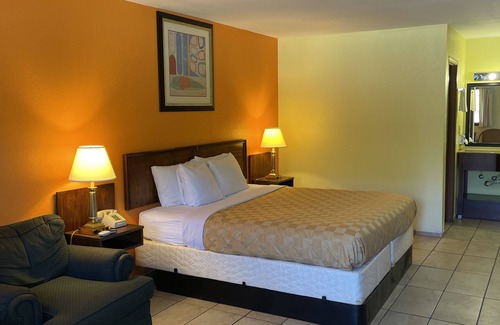 Homer Hotel | Budget-Friendly Stay at Linder Motor Lodge with Breakfast