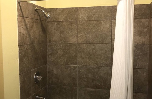 Homer Hotel | Budget-Friendly Stay at Linder Motor Lodge with Breakfast