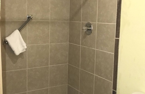 Homer Hotel | Budget-Friendly Stay at Linder Motor Lodge with Breakfast