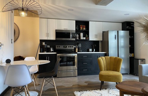 Zona 14 Apartment | Cozy Studio in the City with Private Balcony & Spa