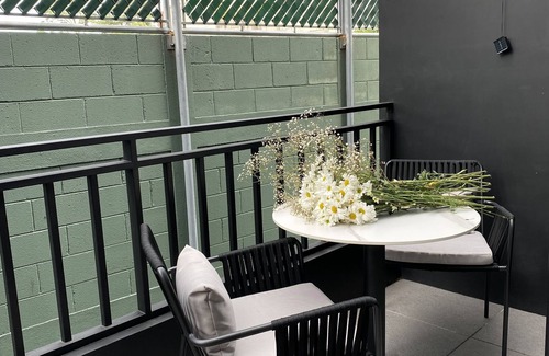 Zona 14 Apartment | Cozy Studio in the City with Private Balcony & Spa
