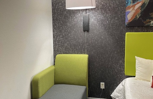 Lindsay Hotel | Cozy Lindsay Inn: Family-Friendly with Kitchen & Breakfast