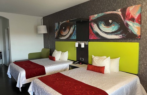 Lindsay Hotel | Cozy Lindsay Inn: Family-Friendly with Kitchen & Breakfast