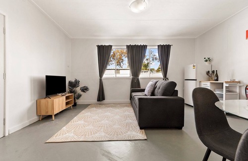 Cessnock Apartment | Inviting Lindsay Lodge: Oceanfront Retreat in Hunter Valley