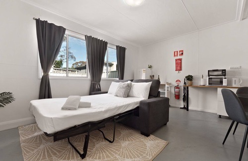 Cessnock Apartment | Inviting Lindsay Lodge: Oceanfront Retreat in Hunter Valley