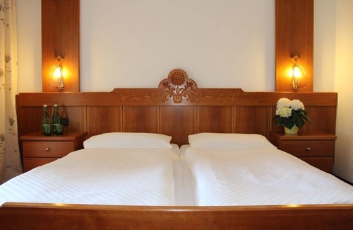 Bad Goisern Hotel | Discover Lindwurm: Family-Friendly with Pool & Hot Tub