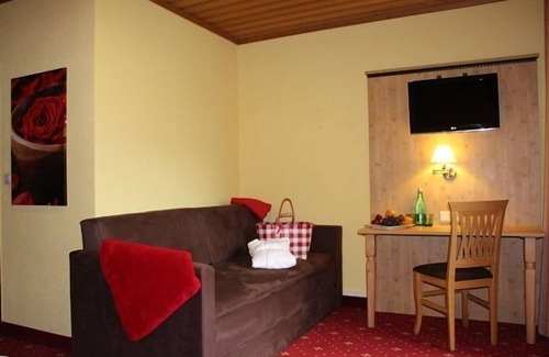 Bad Goisern Hotel | Discover Lindwurm: Family-Friendly with Pool & Hot Tub