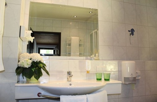 Bad Goisern Hotel | Discover Lindwurm: Family-Friendly with Pool & Hot Tub