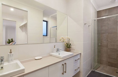 Flinders Park House | Linear Park Living: Family-Friendly 4-Bed Getaway