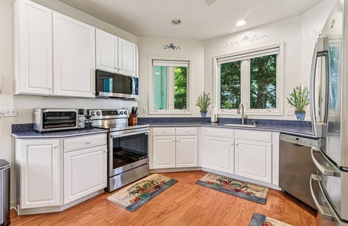 Bethany Beach House | Comfortable Stay with Full Kitchen, WiFi & Pool Access