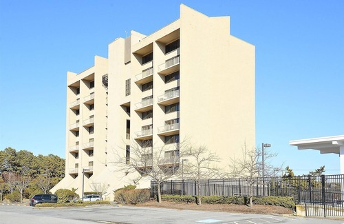 Rehoboth Beach Condo | Relaxing 2 Bedroom Condo with Pool & Beachy Vibes