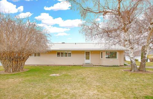 Oroville House | Relax at Linger Longer Lakeside Cottage - Pet Friendly Retreat